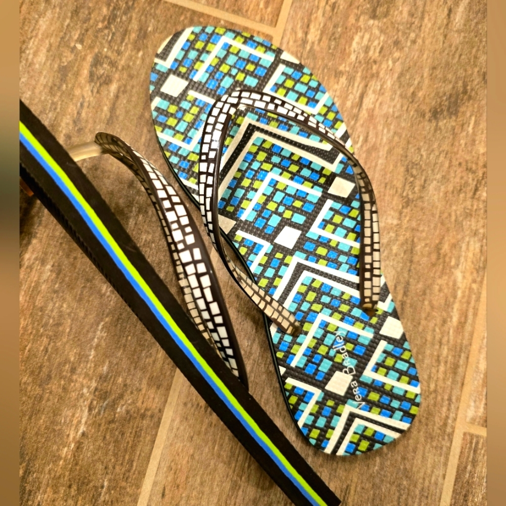 VERA BRADLEY Colorful Geometric Flip Flops